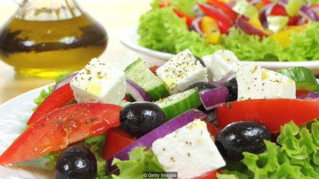 地中海饮食富含蔬果、健康油脂，含加工食品比例则较低，对人体有明显的积极影响。